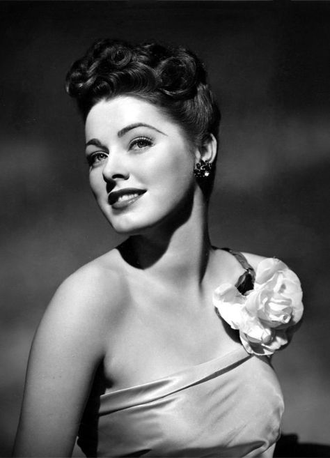 Woman of a Thousand Faces: Glamorous Photos of Eleanor Parker in the 1940s and '50s ~ Vintage Everyday Jean Parker, Eleanor Parker, 40s Hairstyles, Dorothy Dandridge, Vintage Hollywood Glamour, Classic Movie Stars, Vintage Versace, Old Hollywood Stars, Classic Actresses