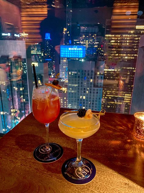 cocktails new york rooftop bar drinks fancy food recipe meal foodie aesthetic idea inspo photography New York Rooftop Bar, Sketches Book, Cocktails Aesthetic, New York Rooftop, Foodie Aesthetic, Cocktail Images, York Christmas, Nyc Skyline, Shrimp Cocktail