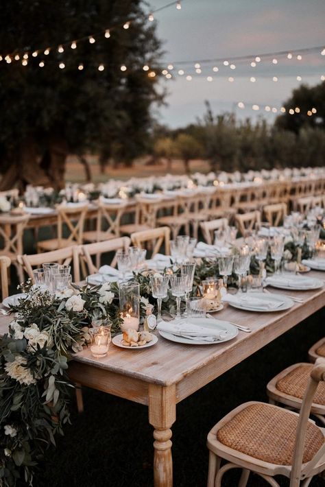 ¿Cómo elegir el estilo y colores para mi boda? - Juliets Rustic Italian Wedding, Puglia Wedding, Rustic Italian, Tuscan Wedding, Wedding Abroad, Outdoor Wedding Reception, The Lane, Table Set Up, Long Table