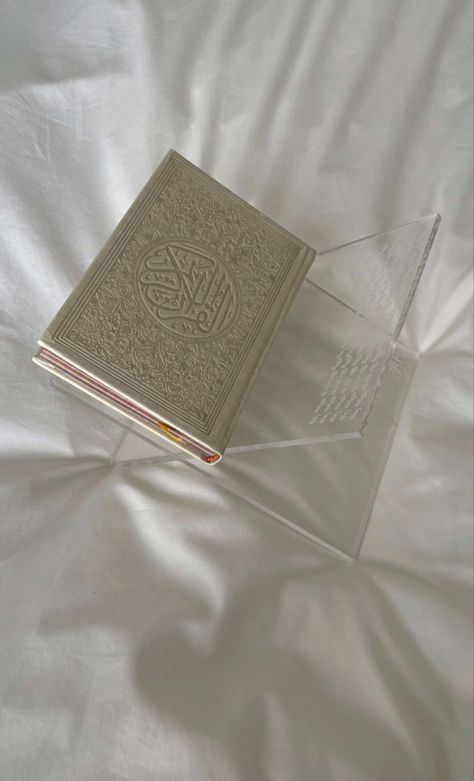 White Quran, Aesthetic Quran, Quran Aesthetic, Quran Reading, Saint Coran, Qur'an Photography, Quran Book, Coran Islam, Cream Aesthetic