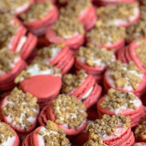 👩🏻‍🍳Caroline | DMV Baker on Instagram: "Apple Pie Macarons with Cinnamon Streusel for that ✨CRONCHHH✨🍎   Fall flavors will be available at tomorrow Gaithersburg Pop Up! We will be there rain or shine so come by💗  If you want to avoid the line and possible rain, preorder on the website for pick up!!!   See you soon ❤️" Pie Macarons, Cinnamon Streusel, Fall Flavors, Rain Or Shine, Autumn Flavors, See You Soon, Apple Pie, The Line, Macarons