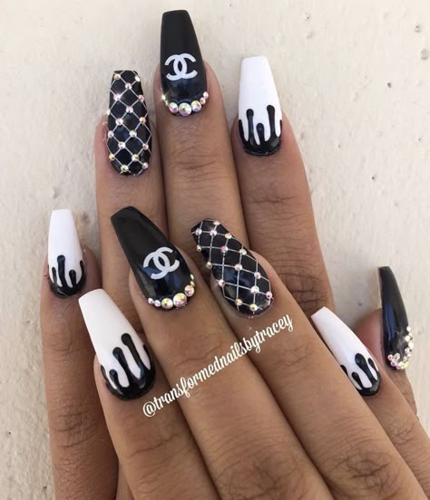 Beach Nails Designs, Colorful Summer Nails, Chanel Nail Art, Summer Beach Nails, Chanel Nails Design, Nails For 2023, Diamond Nail Designs, Summer Nails Art, Logo Nail