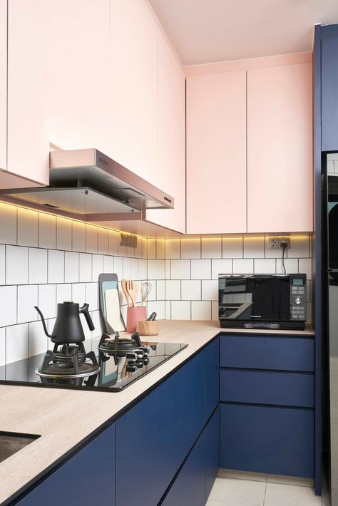 Colour combi of dark blue and blush in kitchen Pink Navy Kitchen, Navy And Blush Kitchen, Navy Blue And Pink Kitchen, Pink And Navy Kitchen, Blue And Pink Kitchen, Pink And Blue Kitchen, Pink And Grey Kitchen, Navy Kitchen Cabinets, Coloured Kitchen