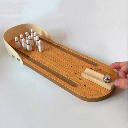 Bowling Toys, Woodworking Organization, Mini Bowling, Wooden Board Games, Woodworking Bed, Wood Games, Woodworking Patterns, Woodworking For Kids, Wooden Games