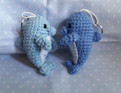 Patrón gratis amigurumi de delfines para llavero – amigurumis y más Summer Crochet Patterns Free, Mini Amigurumi, Amigurumi Tutorial, Miniature Animals, Pink Scarves, Learn How To Crochet, Summer Crochet, Crochet Patterns Amigurumi, Learn To Crochet