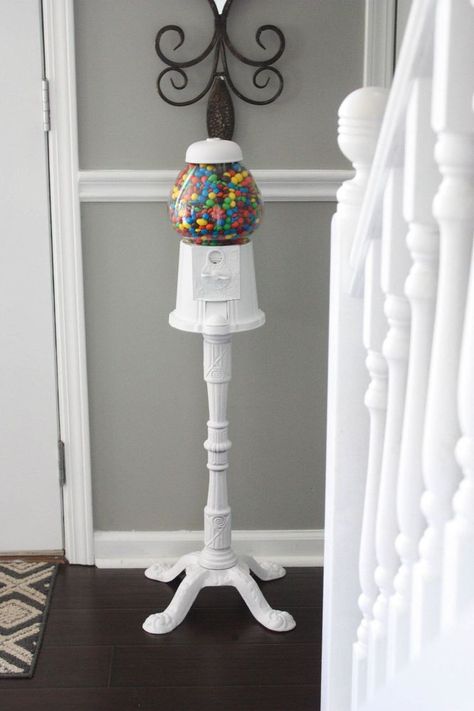 Vintage Gumball Machine Makeover (Beautiful Transformation!) Wedding Gumball Machine, White Gumball Machine, Gumball Machine Makeover, Vintage Gumball Machine, Bubblegum Machine, Diy Gumball Machine, Bubble Gum Machine, Gumball Machines, Creative Circle