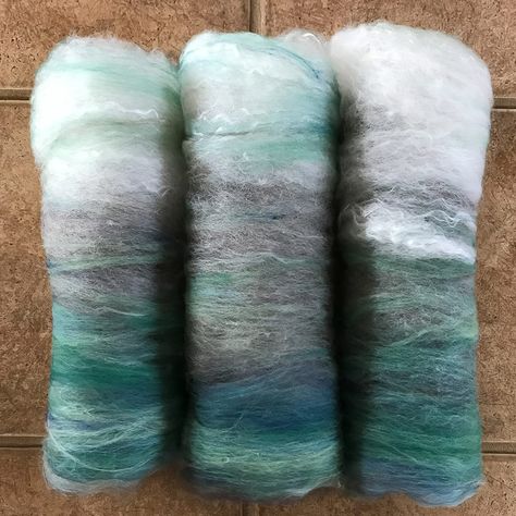 Roving Reporter: Carding Leftovers for Colorful Gradient Batts | Spin Off Grandmother Spider, Handspun Yarn Projects, Spinning Yarn Fiber, Craft Nook, Textile Weaving, Yarn Tutorials, Wool Batts, Roving Yarn, Spinning Wool