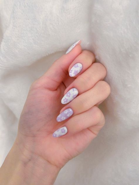 Easy Nail Art For Beginners Flowers, Flower Nail Art For Beginners, White Purple Acrylic Nails, Purple Nails White Flowers, Purple And White Nail Art, Purple Nails With White Flowers, Nail Inspo Purple And White, Floral White Nails, Easy Purple Nail Designs