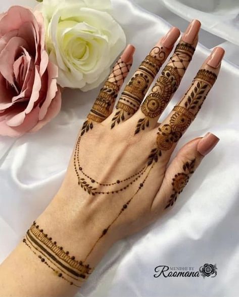 Asthetic Mehendi Design For Eid, Mehndi Designs Asthethic Front Hand, Minimalist Mendhi, Mehndi For Eid Aesthetic, Henna Design For Fingers, Mehdi Degine Aesthetic, Minimilastic Mehndi Designs, Heena Mehendi Designs Front Hand, Aesthetic Mehndi Designs Cute