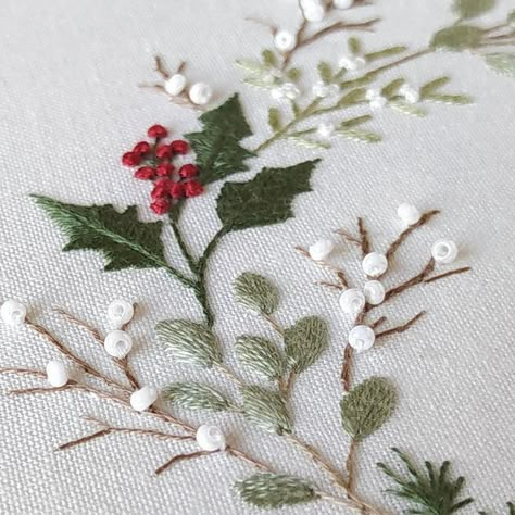 Holly Berry Embroidery, Christmas Floral Embroidery, Embroidered Christmas Wreath, Christmas Flower Embroidery, Ribbon Work Designs, Easy Christmas Embroidery, Joy Embroidery, Chinoiserie Embroidery, Easy Embroidery Patterns