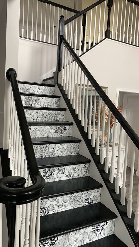 Modern Stairs Ideas, Stairs Remodeling, Black Painted Stairs, Black And White Hallway, Black And White Stairs, Stairs Decor, Stairs Renovation, White Staircase, Painted Staircases