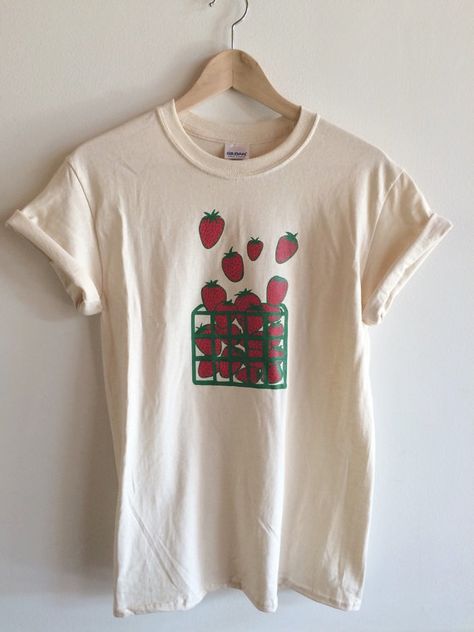 Strawberry Screen Printed T Shirt Fruit Print by andMorgan on Etsy Hand Green Screen, Strawberry T Shirt, Strawberry Basket, Foodie Outfit, Strawberry Shirt, Strawberry Farm, Vintage Strawberry, Fruit Print, Color Shirt