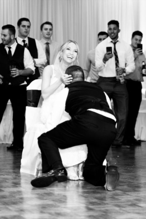 Garder Toss, Garter Toss Ideas, Wedding Garter Toss, Live Music Band, Garter Toss, Pictures Wedding, Photos Inspo, Wedding Garter, Wedding Inspirations