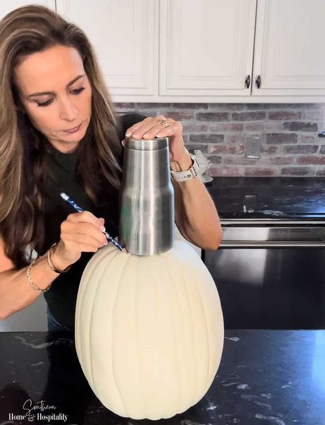 Looking for a fun alternative to a boring vase for your fall flower arrangements? Make this super easy DIY pumpkin vase to elevate your autumn table in five minutes! Pumpkin As A Vase, Round Table Pumpkin Centerpiece, Alternative Flower Arrangements, Pumpkin Flower Vase Diy, Real Pumpkin Centerpieces, Pumpkin Vase Diy, Diy Pumpkin Centerpieces Fall, Pumpkin Flower Vase, Pumpkin Vase With Flowers