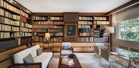 Lawyer Office Interior, Home Study Design, Home Library Rooms, Bookshelves In Bedroom, Mexican Home, Home Library Design, Classic Interior Design, Home Libraries, Table Chairs