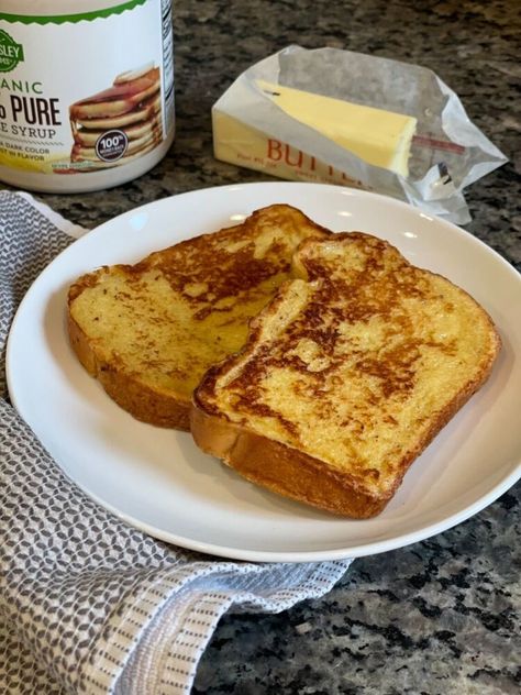 What is more satisfying on Sunday morning than a plate of French Toast?! Warm cinnamon and tantalizing vanilla flavors enhance this simple French Toast recipe! Ready?! Let’s do this! This is such a simple and satisfying batter for your French Toast! If you like cinnamon and vanilla flavors you are in for a real treat! It’s breakfast! Make it count! used use Challah bread, but it’s not already sliced, so I cheat and us pre-sliced brioche bread instead. I love all the pre-sliced brio… Simple French Toast Recipe, Simple French Toast, Cornflake Cookies Recipe, Vanilla French Toast, Cinnamon Roll Monkey Bread, Easy French Toast Recipe, Brioche Bread, Healthy Breakfast Recipes Easy, Challah Bread