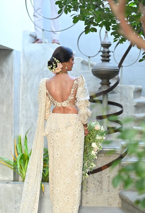 Modern kandyan Stylish Blouse Back Design, Modern Kandyan Saree Designs, Modern Kandyan Bride, Lehenga Blouse Back, Saree Cake, Buddhist Wedding Dress, Kandyan Bridesmaid, Modern Kandyan, Trending Blouse Designs