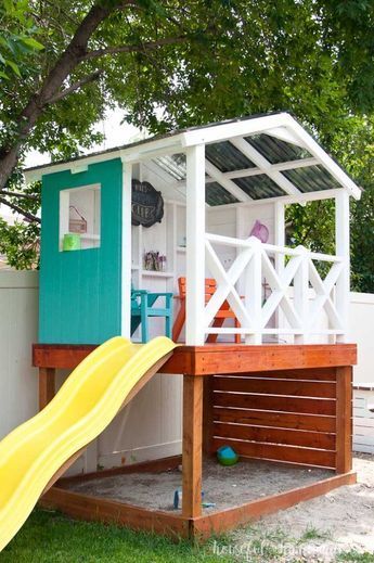 Easy Playhouse, Wooden Outdoor Playhouse, Kids Playhouse Outdoors, Playground Landscaping, Garden Playhouse, Outdoor Playhouse, Playhouse Plans, Diy Playhouse, Backyard Playhouse