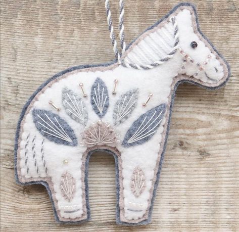 Felt Dala Horse, Christmas Fair Ideas, Diy Felt Christmas Ornaments, Felt Crafts Patterns, I Am So Grateful, Felt Embroidery, A Start, Wool Art, Christmas Ornament Pattern