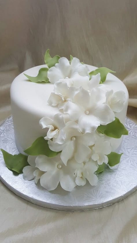 Fondant Cakes Flowers, Simple Fondant Flowers, Fondant Flowers On Cake, Fondant Flower Cake Designs, Flower Cake Fondant, One Tier Wedding Cake With Flowers, Cake Flowers Fondant, Fondant Cakes Ideas, Cake Designs Fondant