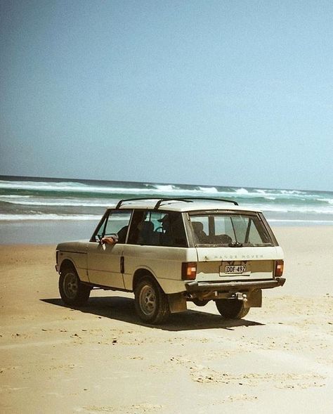 Range Rover Classic, Surf House, Classy Cars, Old Car, Pretty Cars, Dream Garage, Future Car, Retro Cars, Beach Aesthetic