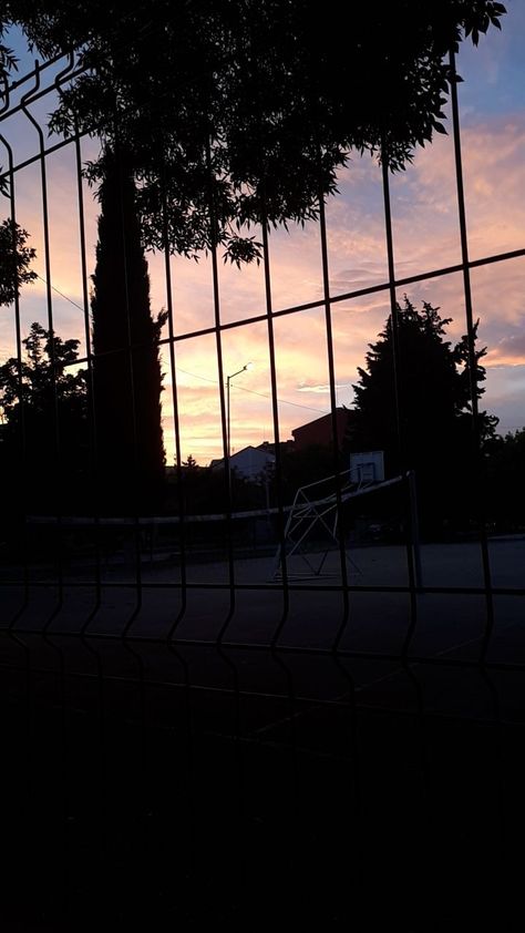 Sunset, school yard, basketball 🏀, warm School Yard Aesthetic, Yard Aesthetic, School Vibes, School Yard, Aesthetic Rooms, Summer School, The Start, Yard