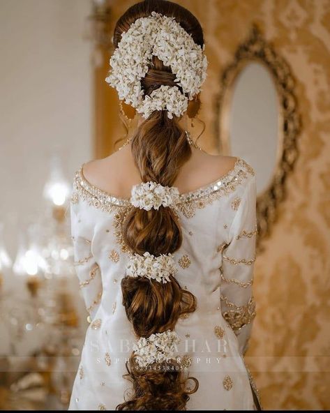 Gajra Hairstyle, Bridal Hairstyle Indian Wedding, Braid Trends, Pakistani Bridal Makeup, Elegant Bun, Bridal Braids, Flower Braids, Wedding Braids, Bridal Hair Buns