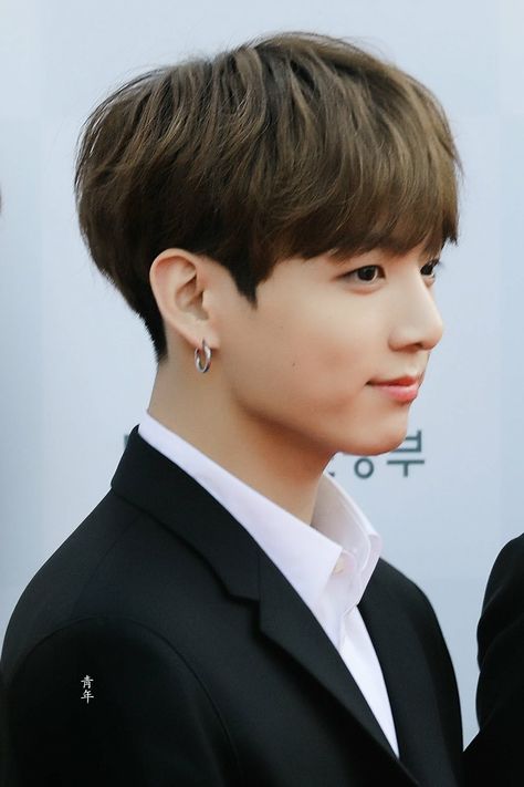 cr. 97_sunJK #JUNGKOOK #BTS Jungkook Haircut, Kpop Hairstyle Male, Jungkook Hairstyle, Bts Hairstyle, Two Block Haircut, Korean Men Hairstyle, Korean Haircut, Kpop Hair, Asian Man