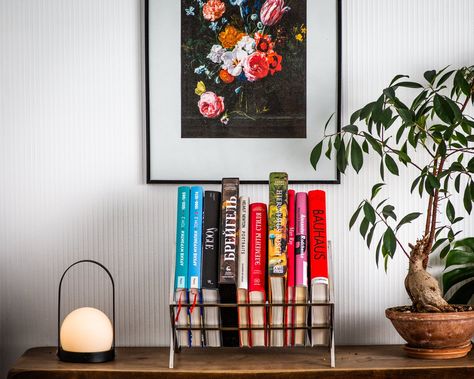 Tabletop Book Display, Table Top Book Display, Coffee Table Book Display, Book Display Ideas Home, Minimalist Book Shelf, Minimalist Bookshelf, Farmhouse Chic Bedroom, Windowsill Decor, Minimalist Bookshelves