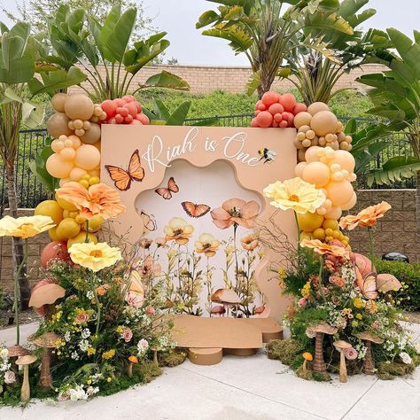 Gabrielle Gonzalez Gaby's Balloons LLC 🎈 | Riah is One 🍄‍🟫🦋🧚🏼‍♀️✨ Event Design: @stay.goldendesign | Instagram Birthday Decoration Ideas With Flowers, Outdoor Baby Shower Ideas, Event Decoration Ideas, Event Stage Design, Butterfly Backdrop, Balloon Birthday Themes, Enchanted Forest Baby Shower, Butterfly Themed Birthday Party, Baby Shower Party Decor