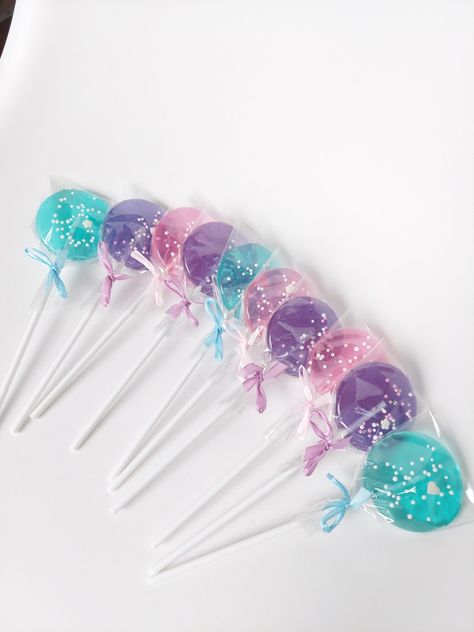 Cute Lollipop, Homemade Lollipops, Candy Decorations Diy, Lollipop Recipe, Candy Gift Baskets, Christmas Presents For Kids, Party Food Buffet, Candy Sticks, Birthday Party Theme Decorations