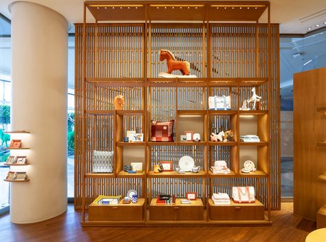 Hermès Celebrates the Reopening of Siam Paragon Store with Acclaimed ‘Rouges Hermès’ Exhibition – WindowsWear Hermes Decor, Hermes Home, Spa Store, Siam Paragon, Hermes Store, Museum Cafe, Parisian Architecture, Hermes Shop, Ceiling Design Bedroom