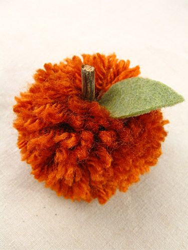 EASY PUMPKIN CRAFT IDEAS: Make your own fall decorations or update your Thankgiving table with these easy DIYs. Pumpkins made out of paper, yarn, fabric, mason jars and even a slinky! by Press Print Party! #pumpkincraft Pompon Diy, Diy Pumpkins Crafts, Fall Crafts For Adults, Bricolage Halloween, Crafts By Season, Easy Fall Crafts, Diy Pom Pom, Pumpkin Projects, Fall Crafts Diy