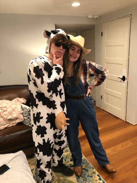 Couples costume, dress up as a cow and a farmer. But the gal is the farmer and the gentleman is the cow. Boo more like moo Cow And Cowboy Couple Costume, Cow Couple Costume, Cute Couples Costumes, Halloween Duos, Halloween Parejas, Cow Costume, Halloween Idea, Couple Costumes, Couples Costume