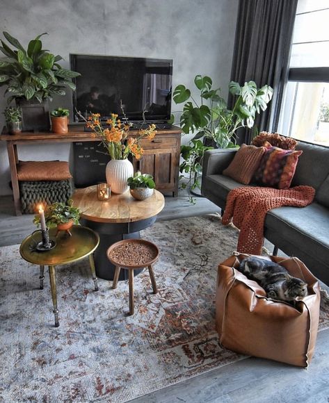 Bohemian Living Room Decor, Lots Of Plants, Warm Home Decor, Bohemian Living, Bohemian Living Room, Design Industrial, A Living Room, Cool Rooms, Living Room Inspiration