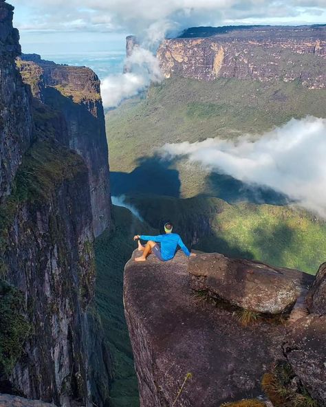 Monte Roraima 💙 📍 Parque Nacional Canaima, Bolívar, Venezuela 🇻🇪 #roraima #tepuy #gransabana #roraimatepuy Monte Roraima, Horseshoe Bend, Natural Landmarks, Travel