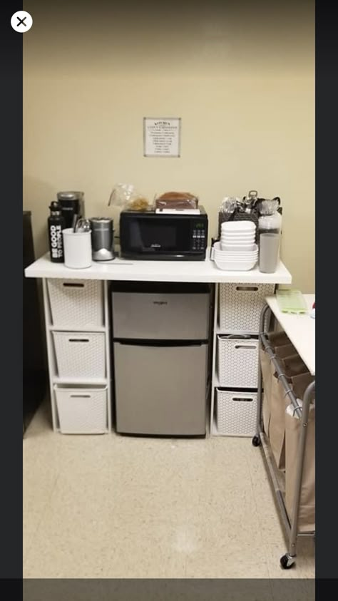 Dorm Room Microwave And Fridge, Dorm Kitchen Ideas Apartments, Bedroom Mini Kitchen, Dorm Living Area Ideas, Dorm Room Fridge Organization, Micro Fridge Cabinet, Floating Shelves Above Mini Fridge, Dorm Room Kitchenette Ideas, Tv Stand Dorm Room