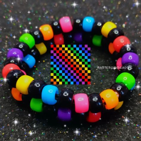 Scene Bracelets Kandi, How To Make Kandi, Scene Kandi Bracelets, Kandi Patterns Templates, Kandi Core, Scenecore Kandi, Bracelet Ideas Beads, Kandi Charms, Scene Bracelets