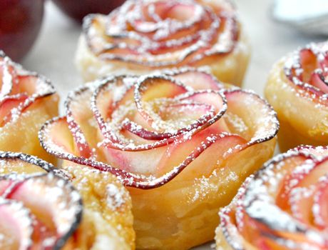 Apple Roses Apple Roses Puff Pastry, Apple Roses Recipe, Pizza Fruit, Rose Recipes, Apple Roses, Apple Desserts, Food Videos Desserts, Apple Recipes, Puff Pastry