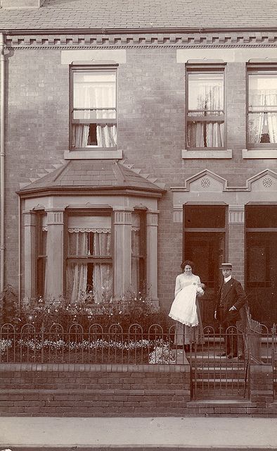 An Edwardian couple with their baby outside the house | Flickr - Photo Sharing! Edwardian Couple, Edwardian Homes, Found Photos, Victorian Life, Victorian London, Edwardian House, Old Photography, Edwardian Era, British History