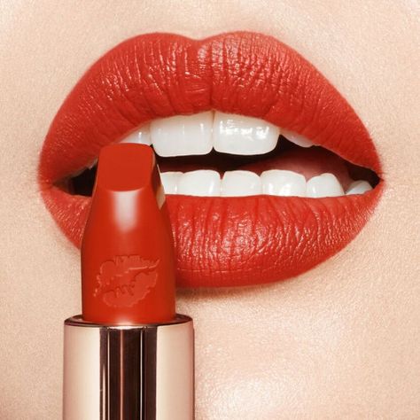 Hot Lips 2 Red Hot Susan Model Red Orange Lipstick, Charlotte Tilbury Hot Lips, Tilbury Makeup, Refillable Lipstick, Red Lipstick Shades, Hot Lipstick, Orange Lipstick, Charlotte Tilbury Makeup, Makeup Secret