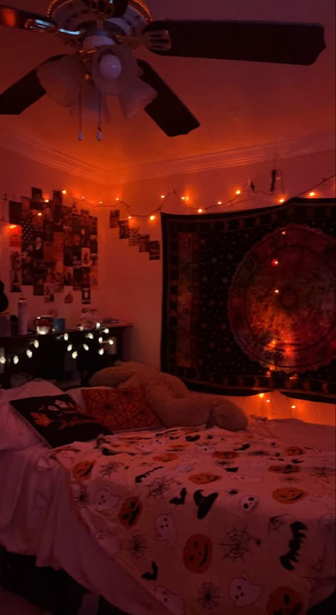 Halloween Asethic Room, Halloween Themed Room Bedrooms, Halloween Room Decor Ideas Bedrooms, Room Ideas Fall Aesthetic, Dorm Halloween Decor, Halloween Decorated Bedroom, Halloween Decorations Indoor Bedroom, Halloween Theme Room, Halloween Dorm Decorations