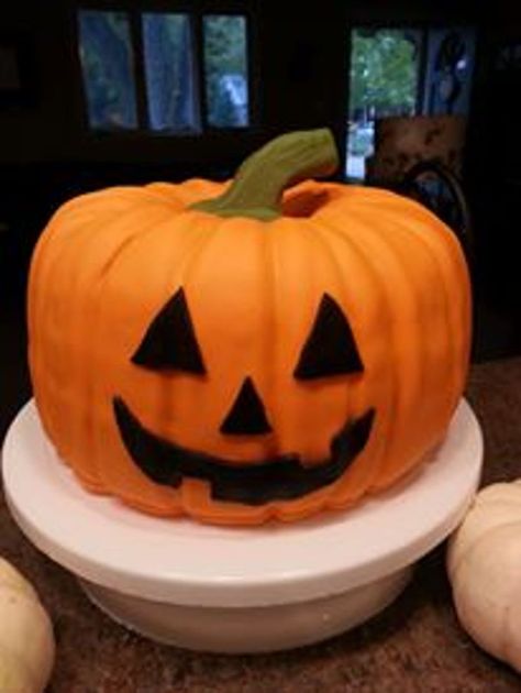 Halloween Jack-O-Lantern Cake Pumpkin Jack-o-lantern cake. Baked my cakes in bundt pans and covered in fondant. Fun cake to make. Pumpkin Wedding Cakes, Jack O Lantern Cake, Pumpkin Shaped Cake, Pumpkin Bundt Cake Recipes, Iced Pumpkin Cookies, Halloween Pumpkin Cake, Halloween Torte, Pasteles Halloween, Cake Halloween