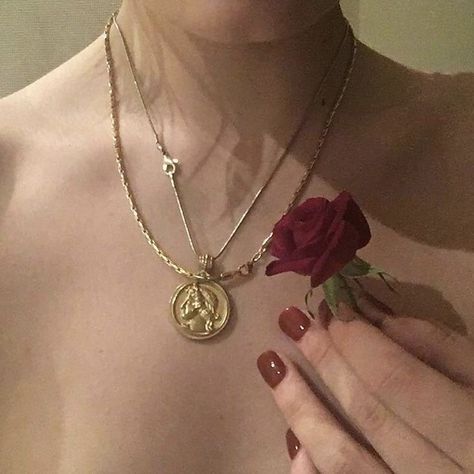 Lizzie Hearts, Mia 3, Mountain Dew, Feminine Aesthetic, 가을 패션, Red Aesthetic, French Girl, Divine Feminine, A Rose