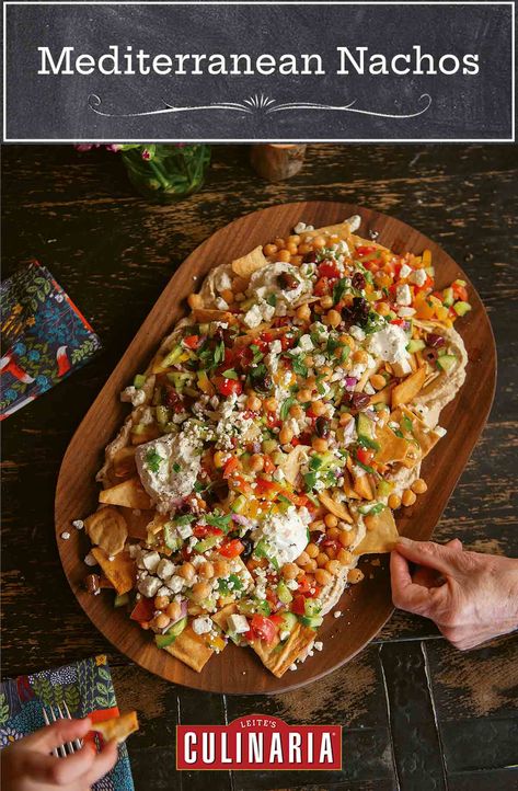 Mediterranean Nachos, Greek Nachos, Homemade Pita Chips, Forest Feast, Pita Recipes, Vegetarian Cookbook, Pita Chips, Picnic Food, Mediterranean Diet Recipes