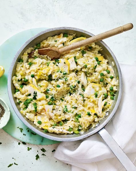 Smoked haddock and pea risotto Smoked Haddock Risotto, Smoked Haddock Recipes, Kedgeree Recipe, Filet Mignon Chorizo, Pea Risotto, Haddock Recipes, Smoked Haddock, Fish Pie, Risotto Recipe