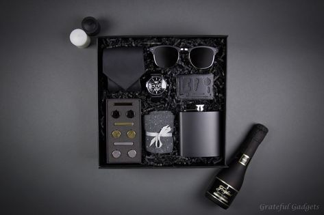 I love this groomsmen gift box and best man gift box for the wedding! #groomsmengiftbox #luxurygift #giftsforhim #bestmangift #groomsmengift #bestmangiftbox #gratefulgadgets #weddinggift #blacktie #tie #sunglasses #men'swatch #cufflinks #tieclip #flask #mutitool #watch #luxurywatch #tuxedoset #dresssocks #mensgift Tuxedo White, Groomsmen Gift Box, Luxury Gifts For Men, Romantic Gifts For Him, Gift Box For Men, Flask Gift, Wine Gift Baskets, Gift Luxury, Diy Gifts For Him