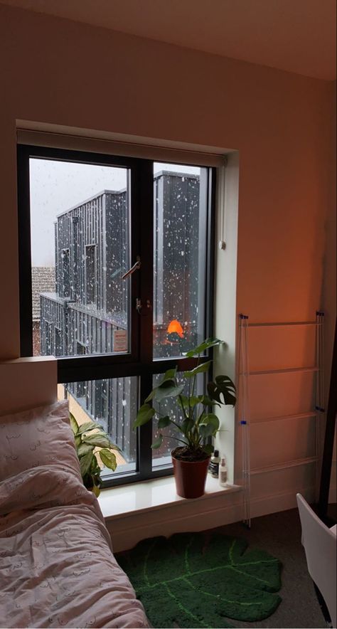 Student Flat Apartments, London Dorm Aesthetic, London Room Ideas, London Aesthetic Bedroom, University Dorm Aesthetic Uk, University Accommodation Decor, Apartment In Uk, Student Housing Aesthetic, Apartment In London Aesthetic