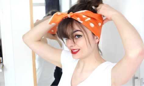 Scarf Tying Hair, Bandana On Head, Headscarf Tutorial, Styling Bangs Tutorial, How To Fold Scarf, Hair Scarf Tutorial, How To Tie Bandana, Head Scarf Tying, Beauty Hair Color