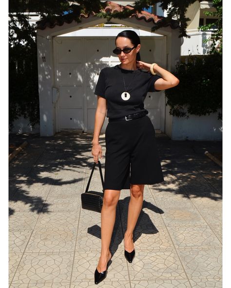 Mid rise bermuda shorts ♣️ all black everything kind of outfit #blackoutfit #womenoutfit #styleblogger Black Shorts Outfit, White Trousers, All Black Everything, Black Shorts, Black Outfit, Mid Rise, Bermuda Shorts, All Black, Short Outfits